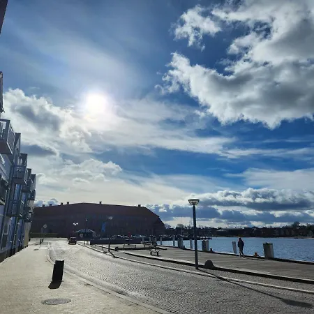 Grannys House - View Of The Harbour - Ground Floor Apartment